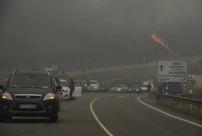 Archivo - Conductores de coches atraviesan los incendios de un fuego en el municipio de Ribas de Sil, en la parroquia homónima, muy cercana a Rairos, a 6 de septiembre de 2021, en Ribas de Sil, Lugo, Galicia (España). 