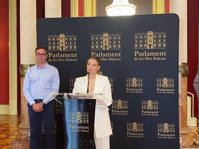 La presidenta del PP en Baleares, Marga Prohens, junto al portavoz del PP en el Parlament balear, Antoni Costa.