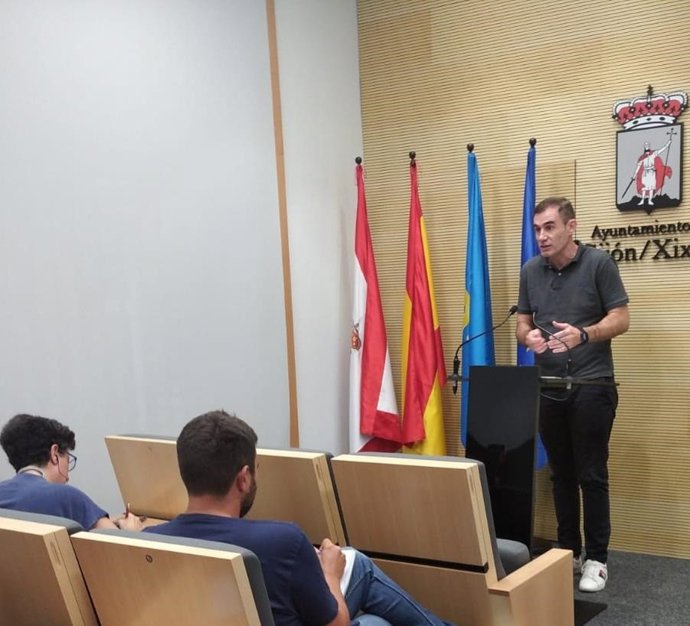 El concejal de Ciudadanos en Gijón, Rubén Pérez Carcedo, en rueda de prensa en el Ayuntamiento gijonés