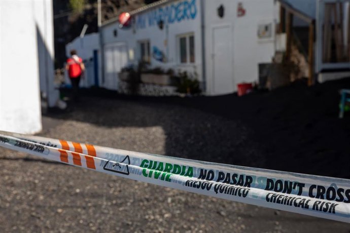 Archivo - Zona restringida por riesgo químico en La Bombilla