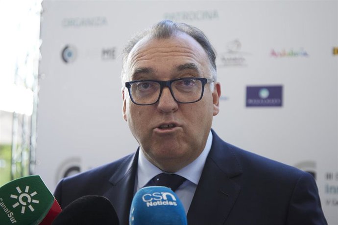 El consejero de Turismo, Cultura y Deporte de la Junta de Andalucía, Arturo Bernal, atiende a los medios de comunicación, a 7 de septiembre de 2022 en Sevilla (Andalucía, España)
