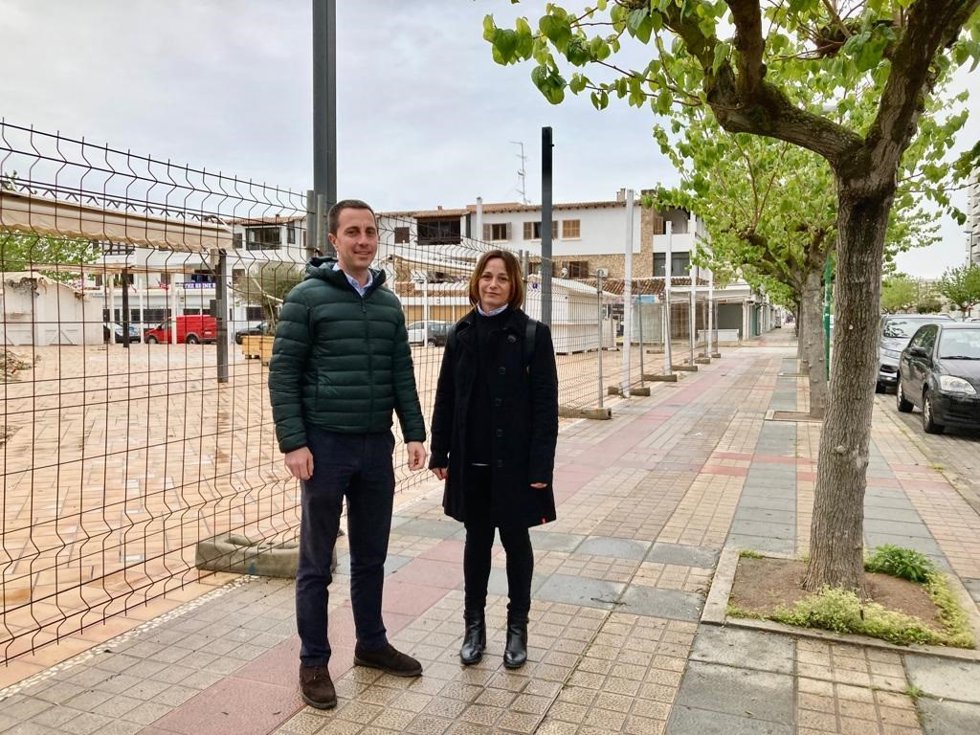 Archivo - El portavoz del PP en el Consell de Mallorca, Lloren Galmés, y la portavoz municipal de la Alcúdia, Fina Linares, en una imagen de archivo. 