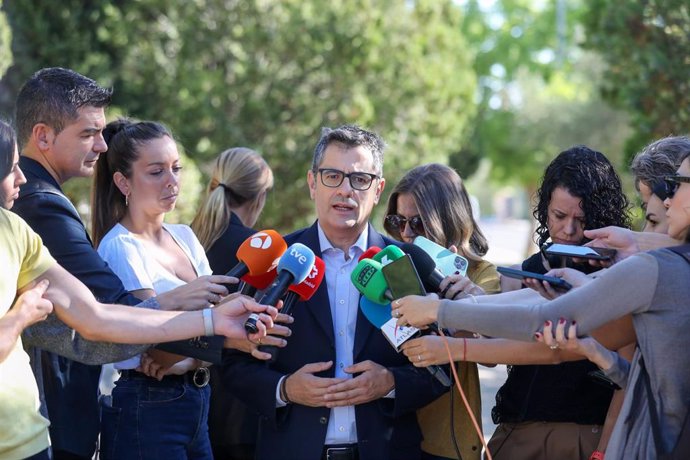 El ministro de la Presidencia, Relaciones con las Cortes y Memoria Democrática, Félix Bolaños, atiende a los medios durante su visita al cementerio de Colmenar Viejo, a 31 de agosto de 2022, en Colmenar Viejo, Madrid (España). 