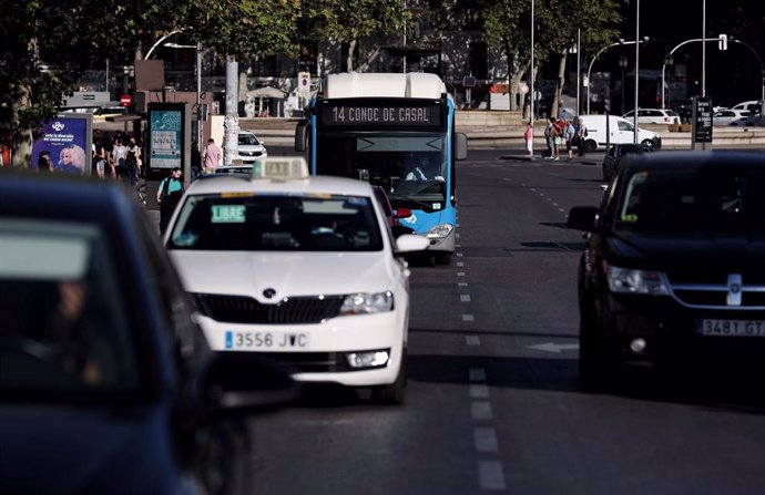 Un autobús de la línea 14 de la Empresa Municipal de Transportes madrileña (EMT), en Atocha.