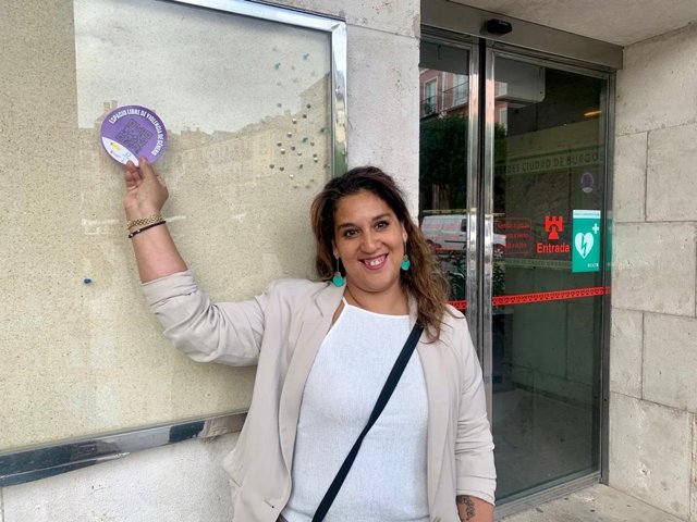 La concejal de Mujer e Igualdad de Burgos, Estrella Paredes, durante la presentación de la campaña de 'Puntos Violeta'.