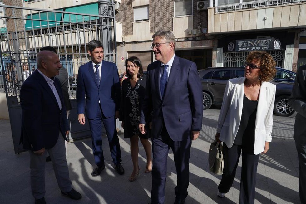 Puig asiste al coloquio 'Converses de Futur', organizado por el Club Diario Información en Orihuela