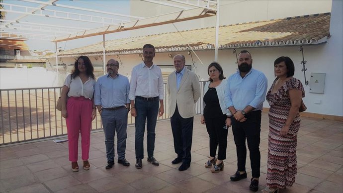 El presidente de la Diputación de Sevilla, Fernando Rodríguez Villalobos, con el alcalde de Salteras y miembros de la Corporación municipal.
