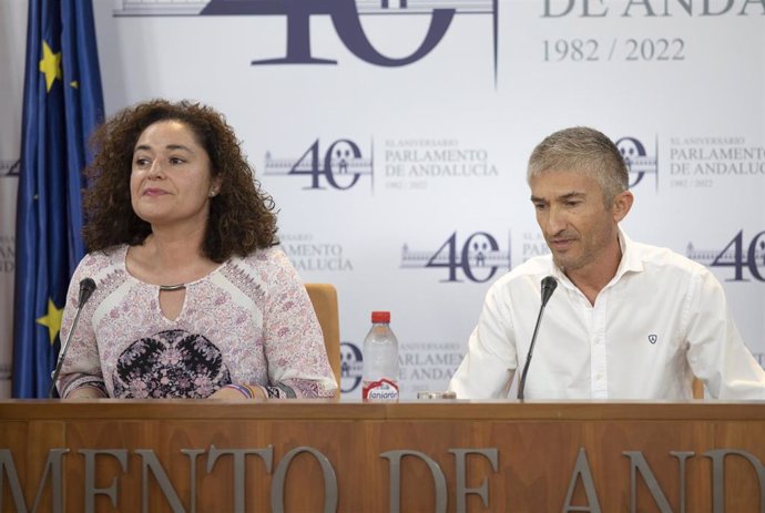 La portavoz del grupo parlamentario Por Andalucía, Inmaculada Nieto (i), y el presidente de la Fundación Andaluza Élite Taxi, Rafael Baena (d), durante la rueda de prensa. A 07 de septiembre de 2022, en Sevilla (Andalucía, España).