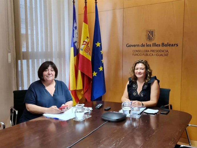 La consellera de Presidencia, Función Pública e Igualdad, Mercedes Garrido, y la directora general de Función Pública, Carme Palomino.