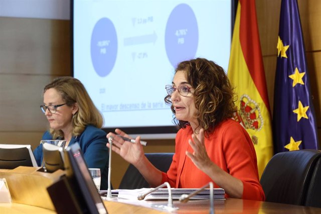 Archivo - La vicepresidenta primera y ministra de Asuntos Económicos y Transformación Digital, Nadia Calviño (i), y la ministra de Hacienda, María Jesús Montero, a 29 de abril de 2022, en Madrid (España).