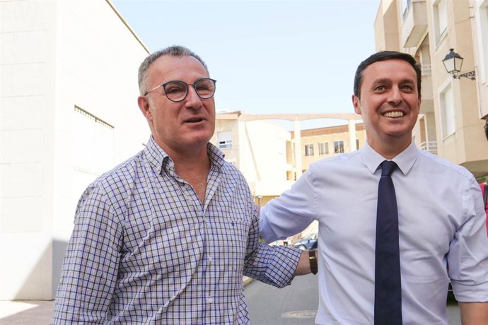 Archivo - El presidente de la Diputación, Javier Aureliano Garcia, en una visita a Alhama de Almería