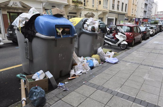 Archivo - Varios contenedores con basura en Santander en una foto de archivo