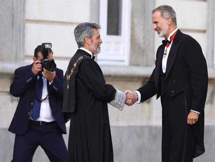 El presidente del Tribunal Supremo y del Consejo General del Poder Judicial (CGPJ), Carlos Lesmes (i), recibe al Rey Felipe VI, a su llegada a la apertura del Año Judicial 2022-2023.