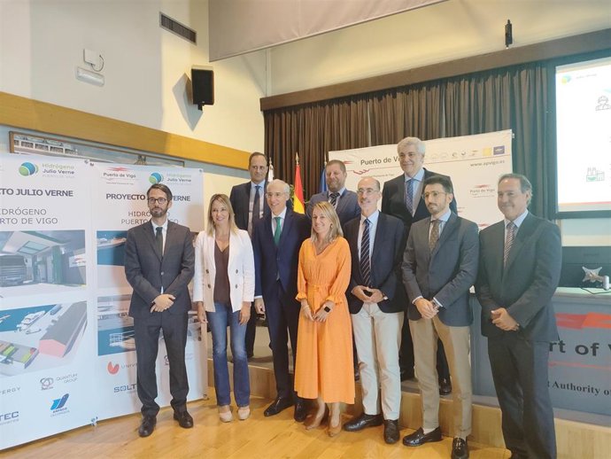 El vicepresidente y conselleiro de Economía, Industria e Innovación, Francisco Conde, con el presidente del Puerto de Vigo, Jesús Vázquez Almuíña, la delegada de la Xunta, Marta Fernández-Tapias y responsables del proyecto Julio Verne de hidrógeno verde.