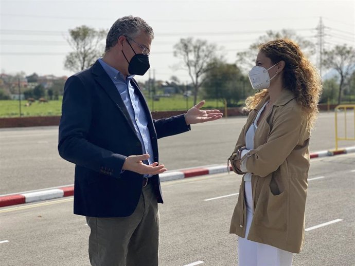Archivo - El jefe provincial de Tráfico en Cantabria, José Miguel Tolosa, y la delegada del Gobierno, Ainoa Quiñones, en una foto de archivo