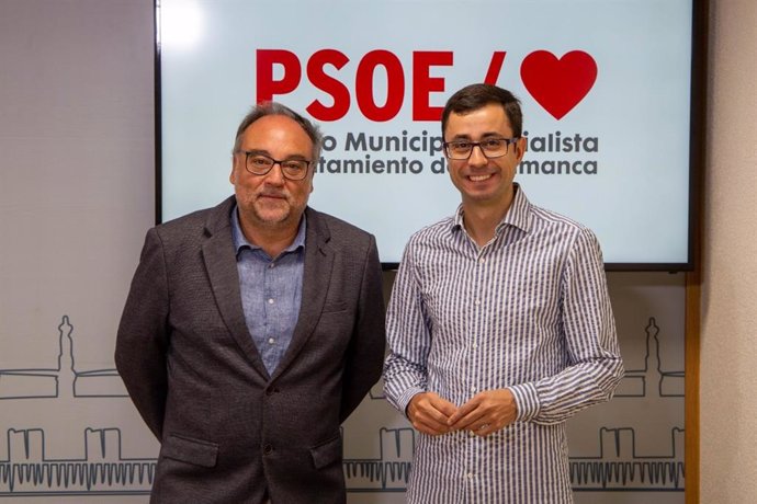El portavoz del Grupo Socialista en el Ayuntamiento de Salamanca, José Luis Mateos (d), y el concejal Juan José García Meilán (i).