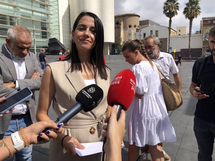 La líder de Cs, Inés Arrimadas, en declaraciones a los medios en Barcelona.