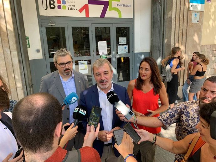 El primer tinent d'alcalde de Barcelona, Jaume Collboni; la diputada socialista Esther Niubó i el regidor d'Infncia, Joventut, Persones Grans i Persones amb Discapacitat, Joan Ramon Riera, en declaracions als periodistes