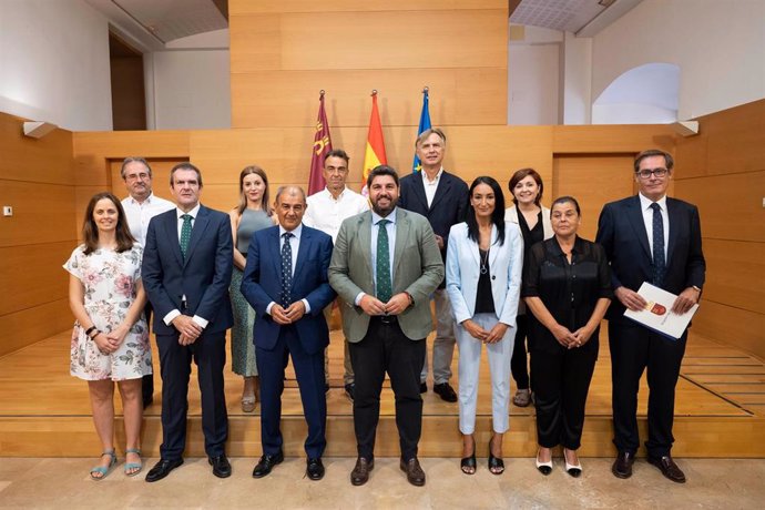 Reunión del jefe del Ejecutivo autonómico, Fernando López Miras, con el Consejo Rector de la Unión de Cooperativas de la Región de Murcia (Ucomur)