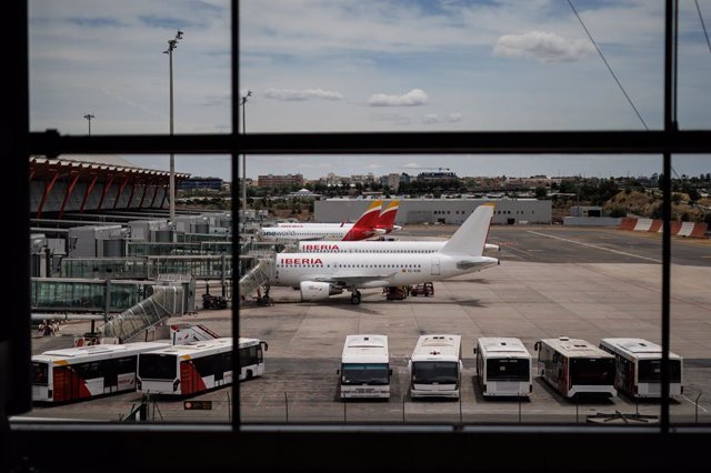 Archivo - Varios aviones de Iberia en la pista de la Terminal 4 (T4) del aeropuerto Adolfo Suárez Madrid-Barajas, a 8 de junio de 2022, en Madrid, (España). 