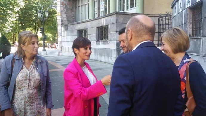 La ministra Isabel Rodríguez a su llegada a la sede de UGT en presencia de Javier Fernández Lanero, Delia Losa, Mariví Monteserín y Juan Cofiño