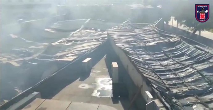 Cubierta del bazar afectado por un incendio en Las Atalayas, en Murcia.