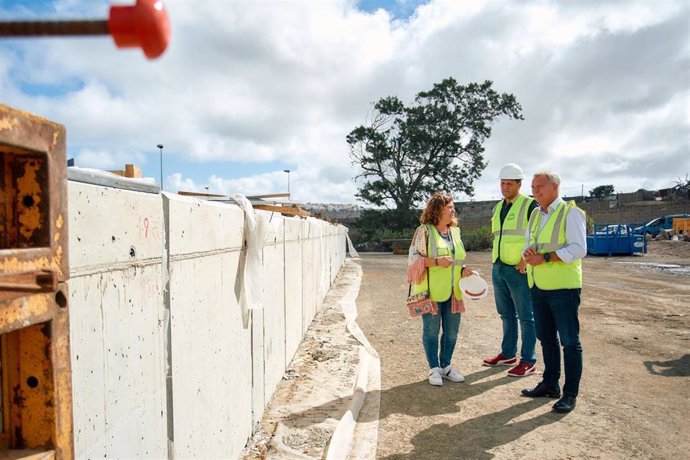 Sebastián Franquis visita las obras de constricción de 4.000 bloques para la nueva escollera de la Avenida Marítima