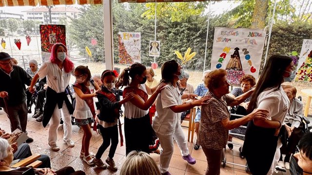 La Jarrera Mayor y la Jarrera Infantil con sus damas asisten al inicio de las fiestas en el hogar Madre de Dios de Haro