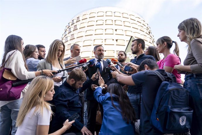 El presidente de Vox, Santiago Abascal, ofrece declaraciones a los medios tras presentar un recurso en el Tribunal Constitucional