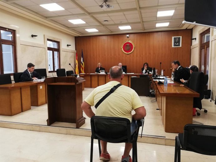 El acusado de abusos sexuales a su sobrina, sentado en la sala de juicios en la Audiencia Provincial.
