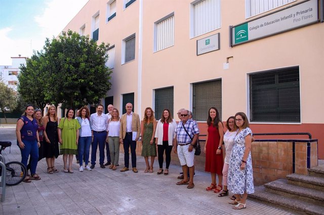 El alcalde de Sevilla, Antonio Muñoz, con miembros de su equipo de gobierno en el CEIP Pino Flores, en el Distrito Macarena.