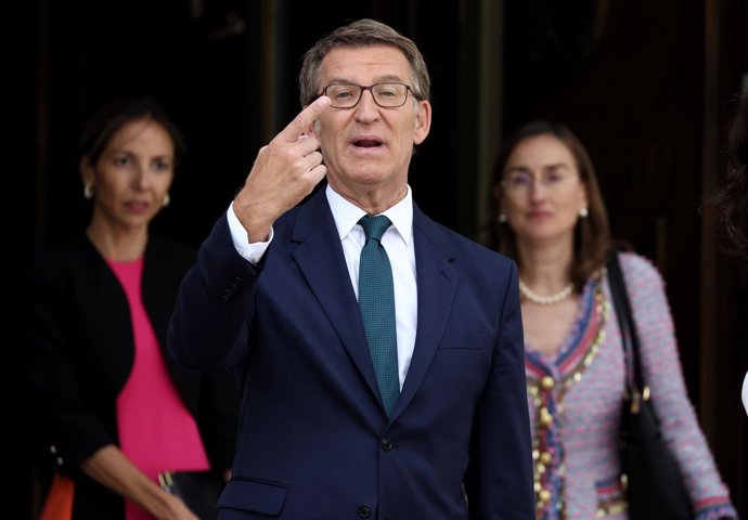 El líder del PP, Alberto Núñez Feijóo, saluda a su llegada a la apertura del Año Judicial 2022-2023, en el Tribunal Supremo, a 7 de septiembre de 2022, en Madrid (España). Durante este acto, que da comienzo al Año Judicial 2022-2023, el Rey Felipe VI, r