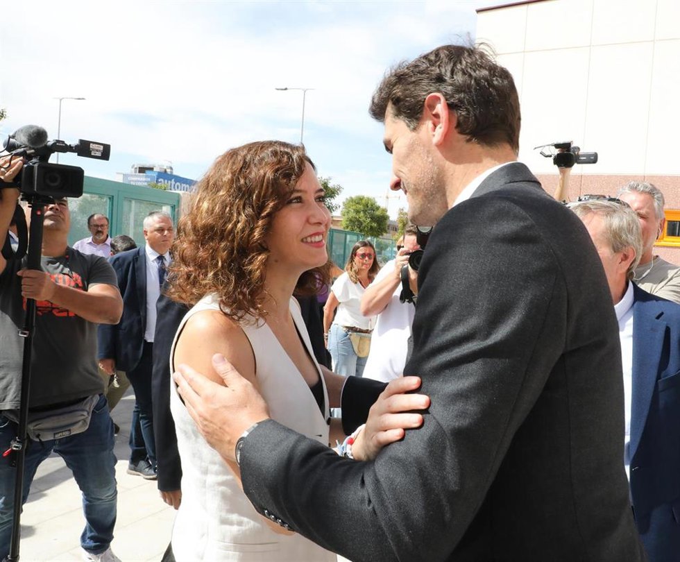 La presidenta de la Comunidad de Madrid, Isabel Díaz Ayuso, saluda al deportista Iker Casillas a su llegada a la inauguración del curso escolar 2022/23,  en el Centro Público de Educación Especial Iker Casillas de Torrejón de Ardoz