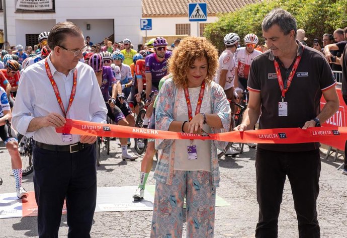 Corte de la cinta de la 17 etapa de la Vuelta Ciclista a España, con salida en Aracena.