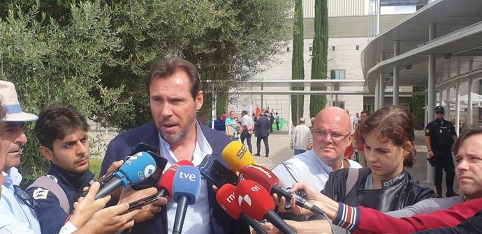 El alcalde de Valladolid, Óscar Puente, durante la inauguración este miércoles de la Feria de Muestras de Valladolid arranca con 115 expositores y la previsión de que siga "la buena línea" de las Fiestas