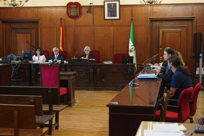 Imagen del comienzo del juicio, con el acusado a la derecha de la fotografía