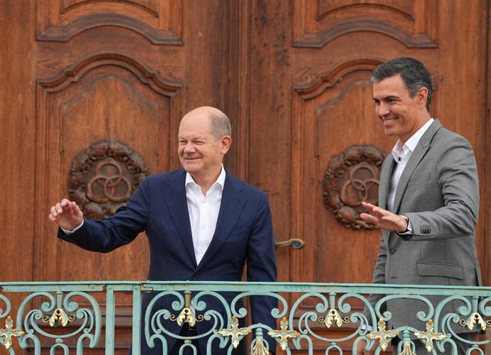 30 August 2022, Saxony-Anhalt, Meseberg: German Chancellor Olaf Scholz (L) and Pedro Sanchez, Prime Minister of Spain, talk outside Meseberg Palace during the closed meeting of the German Cabinet. Photo: Soeren Stache/dpa