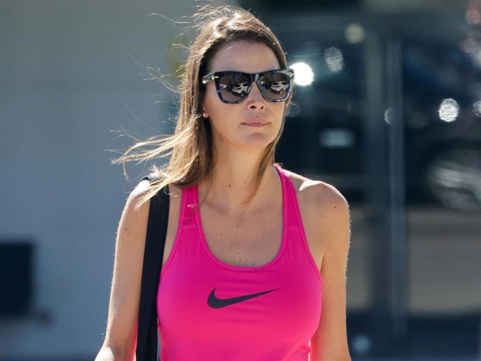 Esther Doña camina por la calle después de haber hecho deporte