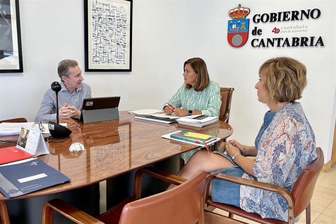 La consejera de Presidencia, Paula Fernández (centro), con los directos de Función Pública, Isabel Barragán, y de Tecnología, Ángel Ruiz