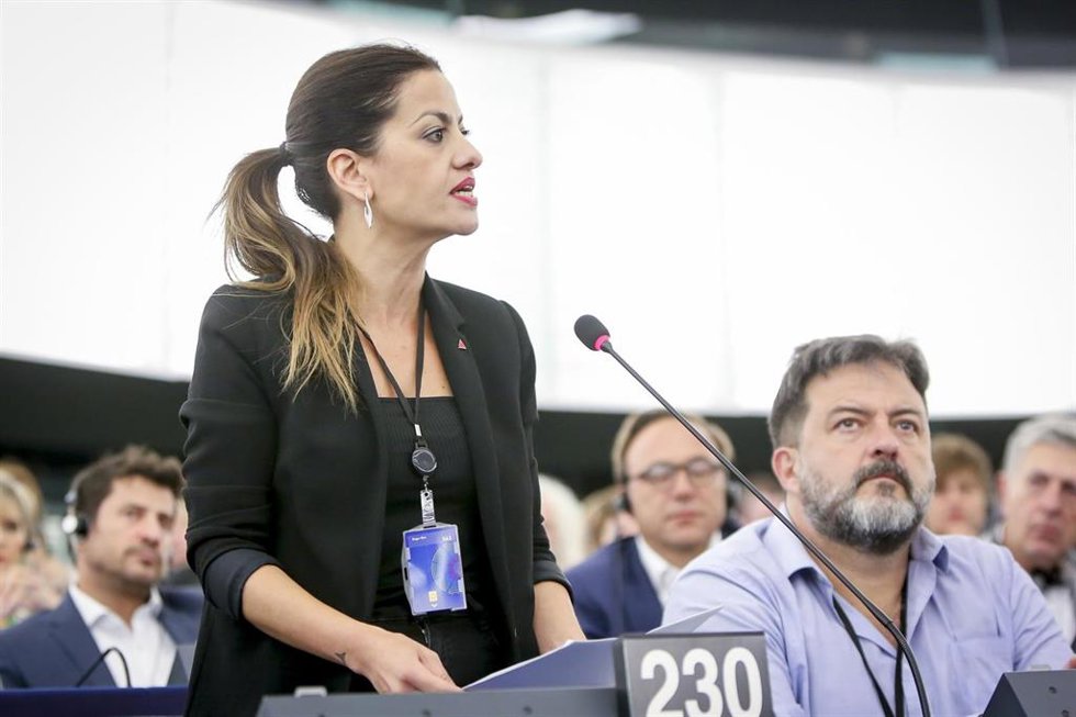 Archivo - Imagen de recurso de la eurodiputada y portavoz de IU, Sira Rego, junto al también europarlamentario Manu Pineda.