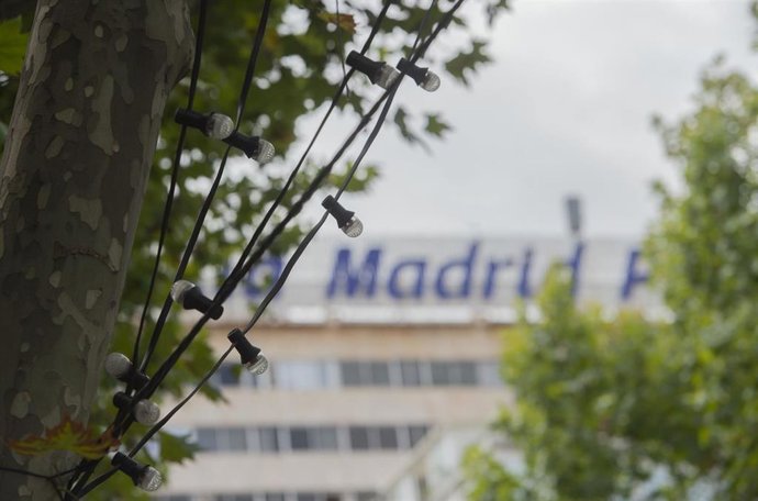 Archivo - Alumbrado navideño en la calle Princesa.