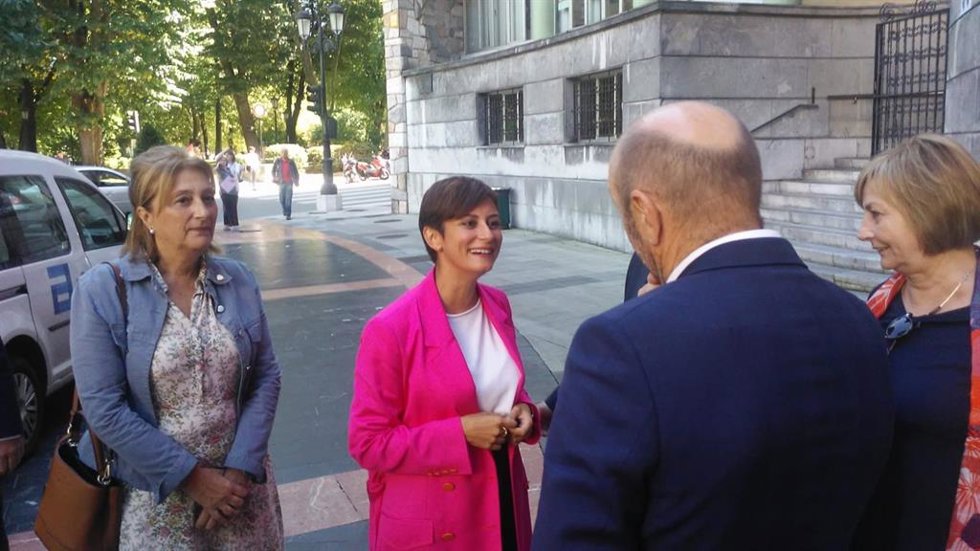 La ministra portavoz, Isabel Rodríguez, conversa ante la delegada del gobierno en Asturias, Delia Losa, con el vicepresidente del Principado, Juan Cofiño, y la alcaldesa de Avilés, Mariví Monteserín.