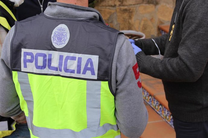 Nota De Prensa: "La Policía Nacional Desmantela Un Punto De Venta De Droga Al Menudeo Y Detiene A Cuatro Hombres"