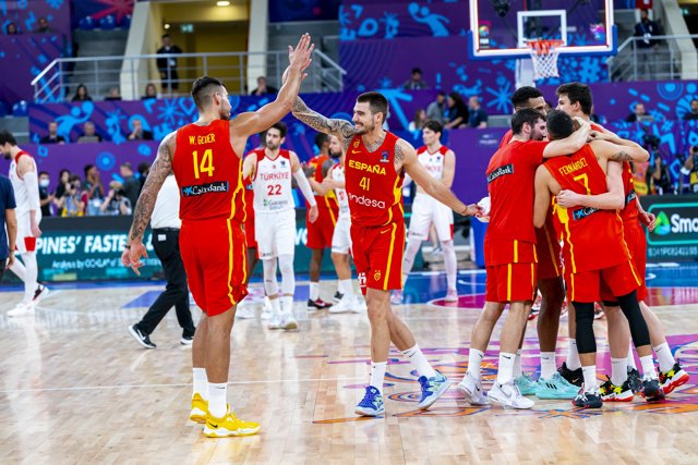 España celebra su pase a octavos del Eurobasket como primer del grupo tras ganar a Turquía en el último partido de la primera fase.