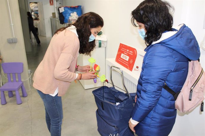 Reparto de ayuda material en Fundación Redmadre.