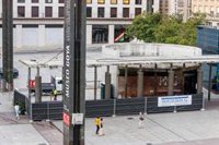 Se inicia la mejora de la escena urbana de la plaza del Pilar con la limpieza de las torres de iluminación
