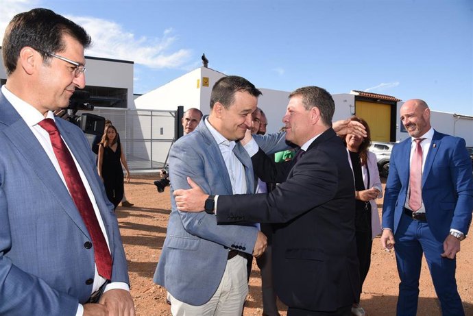 El presidente de C-LM, Emiliano García-Page, con el consejero de Agricultura, Agua y Desarrollo Rural, Francisco Martínez Arroyo