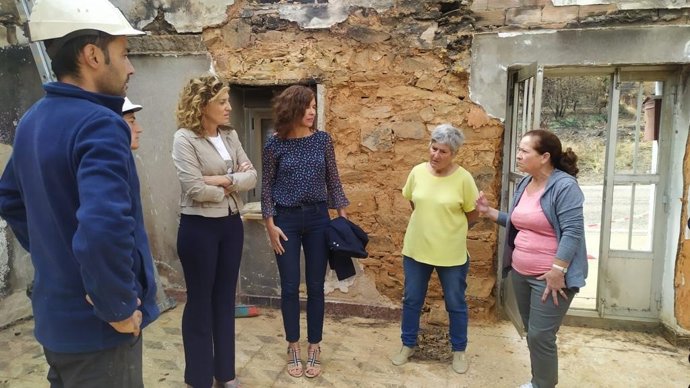 Visita de la directora general de Vivienda, María Pardo, a la zona afectada por el incendio de La Sierra de la Culebra.