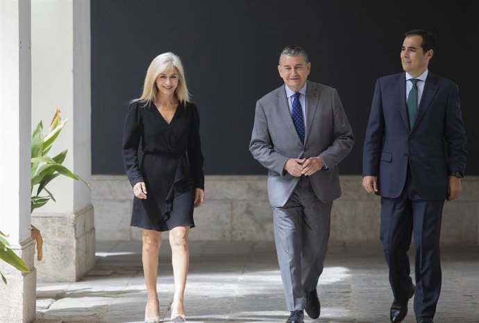 Los consejeros de la Presidencia, Interior, Diálogo Social y Simplificación Administrativa, Antonio Sanz (c); de Desarrollo Educativo y Formación Profesional, Patricia del Pozo (i); y de Justicia, Administración Local y Función Pública, José Antonio Nie