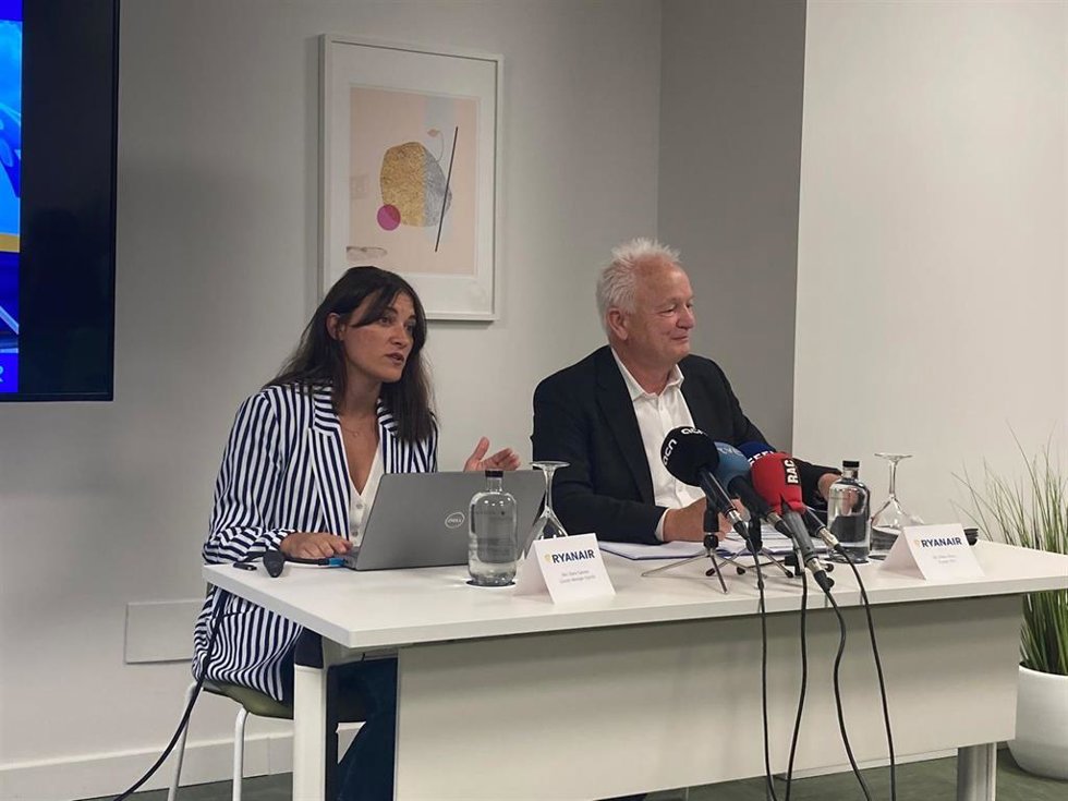 La portavoz de la aerolínea en España y Portugal, Elena Cabrera, y su ceo Eddie Wilson, este miércoles en Barcelona